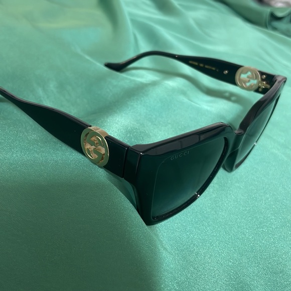 Real Gucci black sunglasses with gold Gucci detailing - Picture 4 of 7